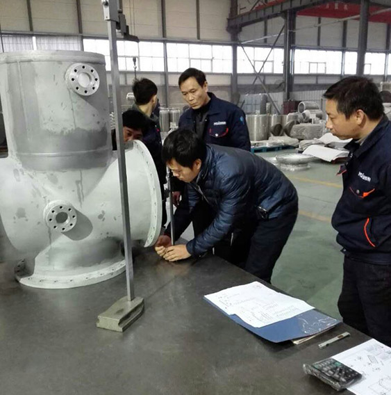 客戶(hù)對(duì)GIS殼體加工尺寸進(jìn)行檢測(cè)。